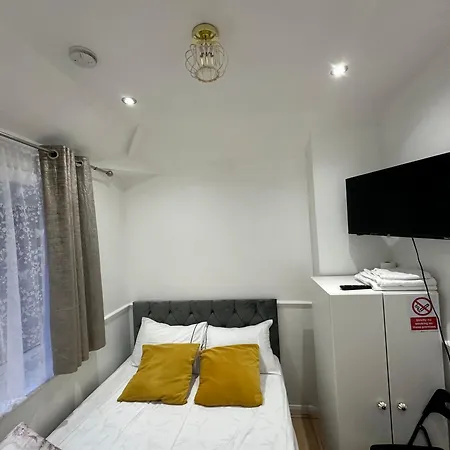 Cosy Smart/small Double In Keedonwood Road Guest house