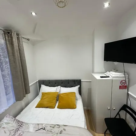 Cosy Smart/small Double In Keedonwood Road