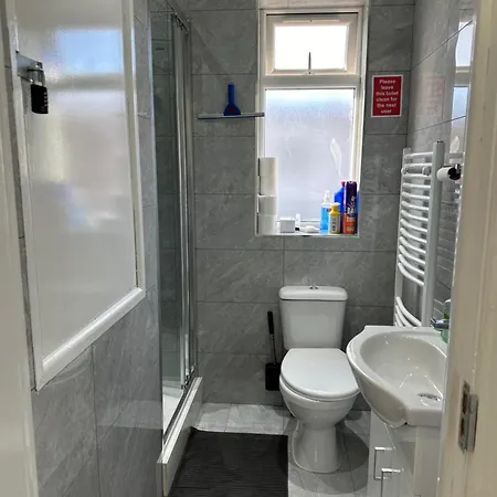 Guest house Cosy Smart/small Double In Keedonwood Road *