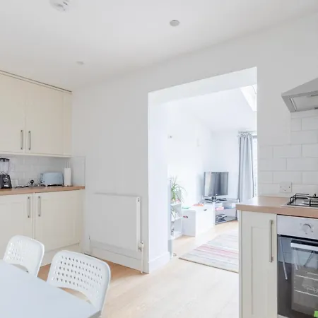 Homely 2bd Flat Wprivate Patio Near Maida Vale! *