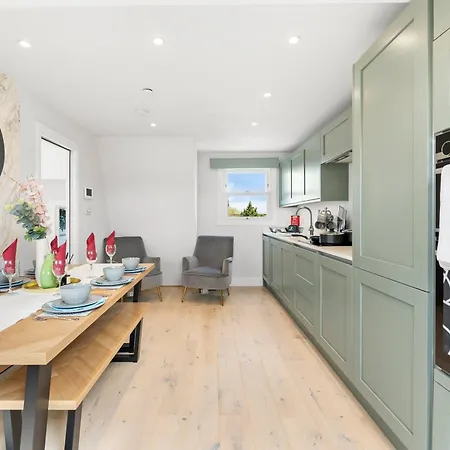 Apartment Peaceful Retreat With Balcony - Sleeps 9 *