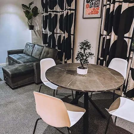 Modern 2 Bedroom Flat In Balham *