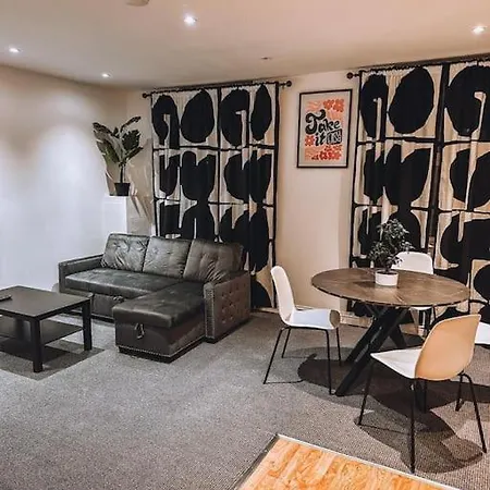 Modern 2 Bedroom Flat In Balham *