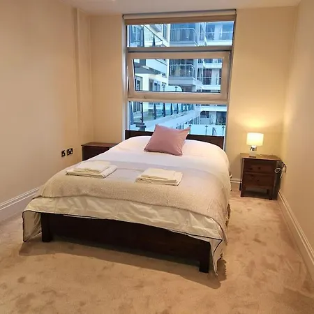 Apartment Charming Two Bedroom With Balcony *