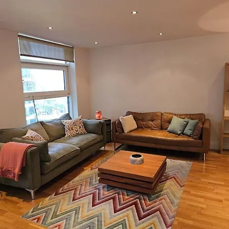 Apartment Charming Two Bedroom With Balcony London