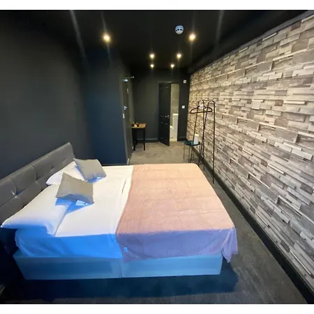 Amsterdam Hotel 2*