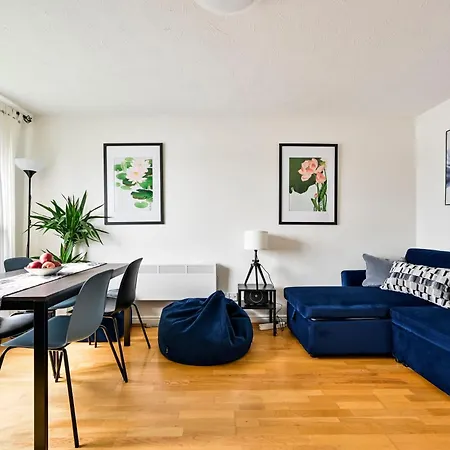 River Views From Canary Wharf Apartment *