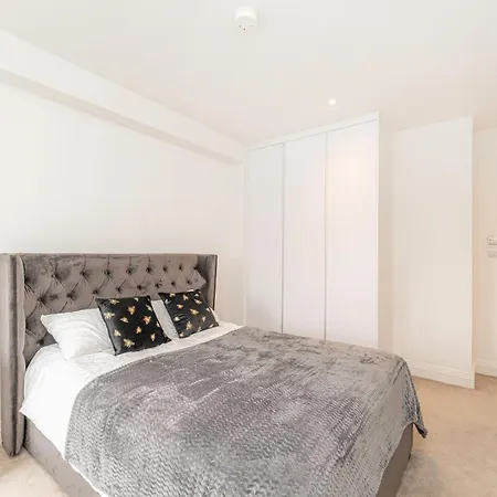2 Bed Near Little Britain Apartment Uxbridge
