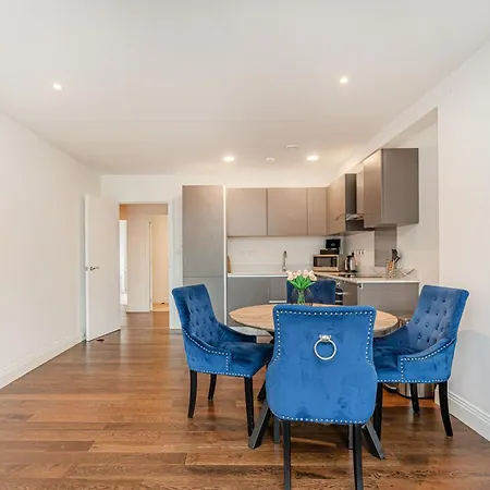 2 Bed Near Little Britain