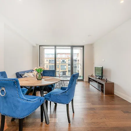 2 Bed Near Little Britain *