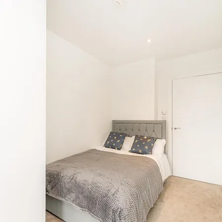 Apartment 2 Bed Near Little Britain *