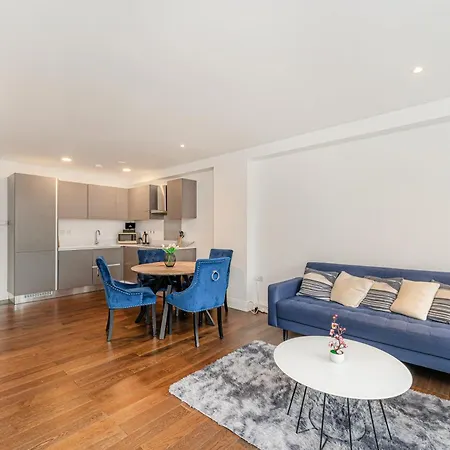 2 Bed Near Little Britain Apartment *
