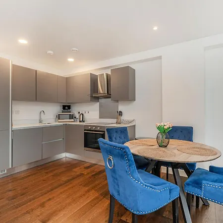 2 Bed Near Little Britain *