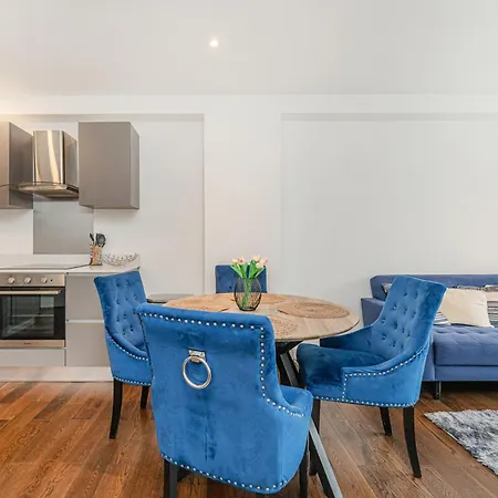 2 Bed Near Little Britain *
