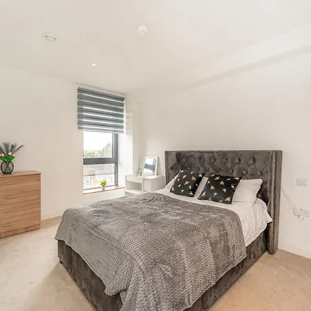 2 Bed Near Little Britain Apartment *