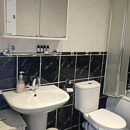 Hayes Deluxe Inn- London, Heathrow Airport Apartment *