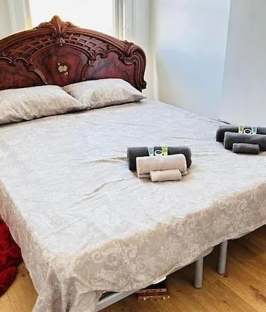 Daire 3 Bed House East Londra