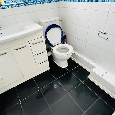 3 Bed House East Daire Londra