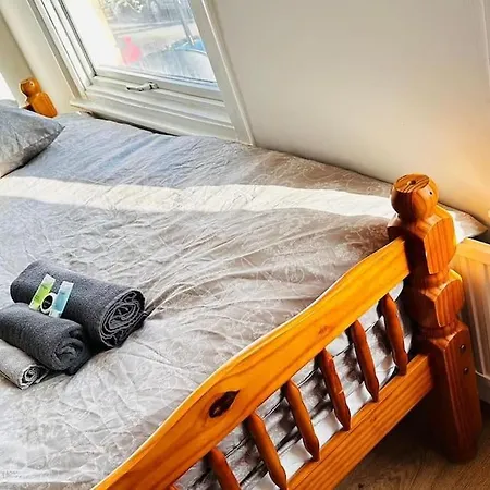 3 Bed House East Londra