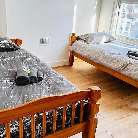 Daire 3 Bed House East