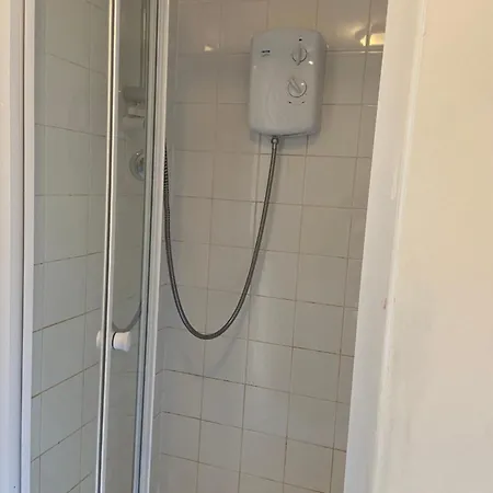 Waterfront Canary Lodge: Cozy 2-bed With Wi-fi & Parking London