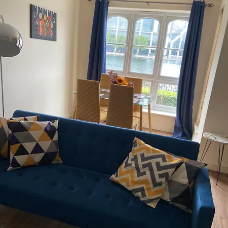 Apartment Waterfront Canary Lodge: Cozy 2-bed With Wi-fi & Parking *