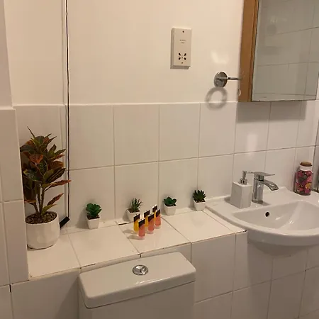 Apartment Waterfront Canary Lodge: Cozy 2-bed With Wi-fi & Parking London