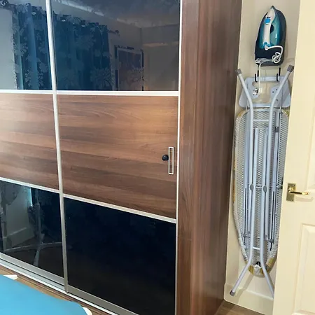 Apartment Waterfront Canary Lodge: Cozy 2-bed With Wi-fi & Parking