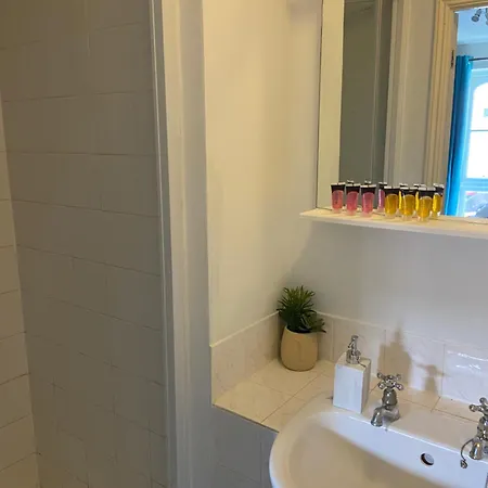 Apartment Waterfront Canary Lodge: Cozy 2-bed With Wi-fi & Parking *