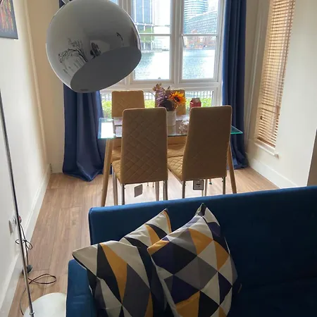 Waterfront Canary Lodge: Cozy 2-bed With Wi-fi & Parking