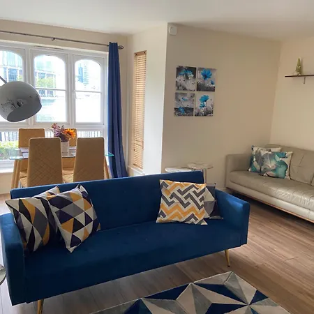 Apartment Waterfront Canary Lodge: Cozy 2-bed With Wi-fi & Parking *