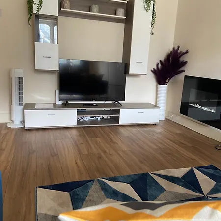 Waterfront Canary Lodge: Cozy 2-bed With Wi-fi & Parking London