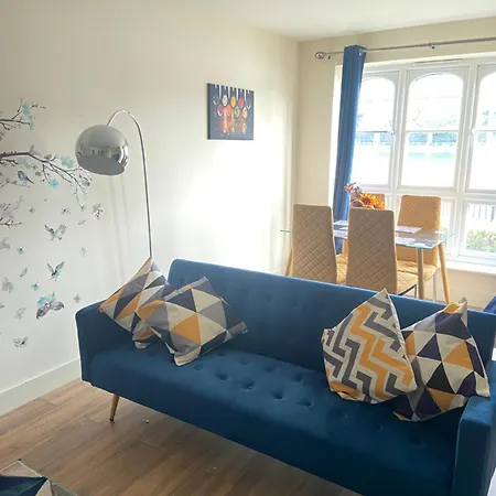 Waterfront Canary Lodge: Cozy 2-bed With Wi-fi & Parking London