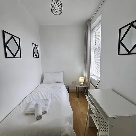 Apartment Hayes Deluxe Inn- London, Heathrow Airport *