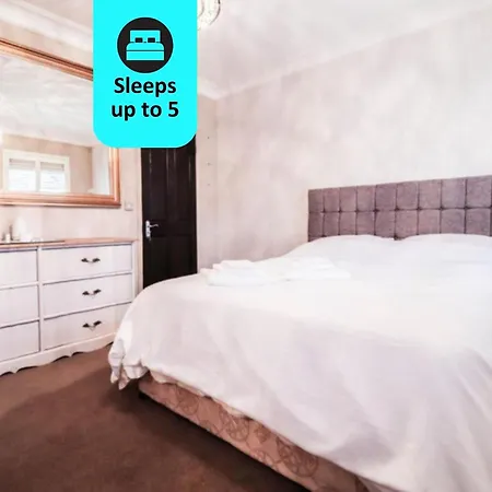 Chic 3-bedroom Family Retreat In Stratford, Fast Internet And Near Shops Holiday home London