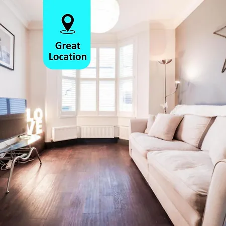 Chic 3-bedroom Family Retreat In Stratford, Fast Internet And Near Shops Holiday home