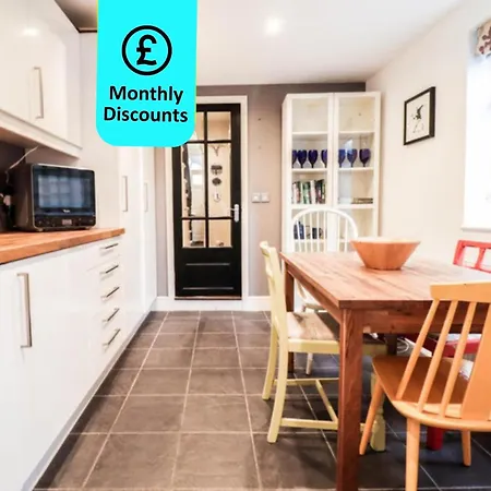 Chic 3-bedroom Family Retreat In Stratford, Fast Internet And Near Shops Holiday home *