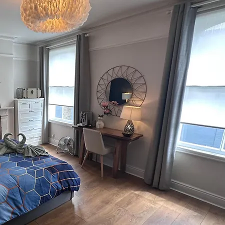 Homestay Large Bedroom In Beautiful House