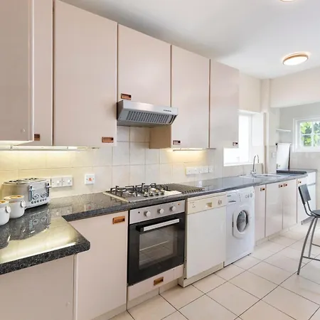 Holiday home 13-bed Gem, Opposite Tube Station Less Than 1 Min Walk