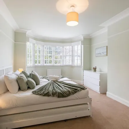 13-bed Gem, Opposite Tube Station Less Than 1 Min Walk Holiday home London