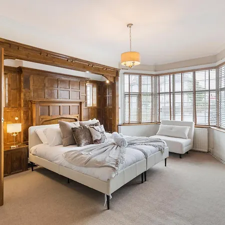 Holiday home 13-bed Gem, Opposite Tube Station Less Than 1 Min Walk *