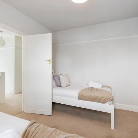 13-bed Gem, Opposite Tube Station Less Than 1 Min Walk Holiday home
