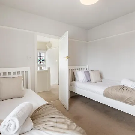 Holiday home 13-bed Gem, Opposite Tube Station Less Than 1 Min Walk *