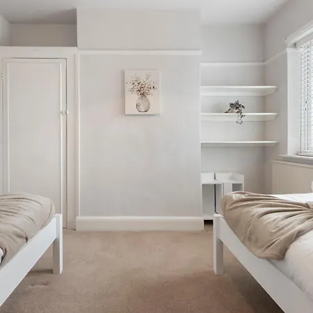 Holiday home 13-bed Gem, Opposite Tube Station Less Than 1 Min Walk London