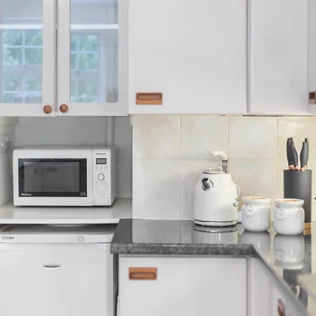 13-bed Gem, Opposite Tube Station Less Than 1 Min Walk * London