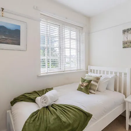 13-bed Gem, Opposite Tube Station Less Than 1 Min Walk London