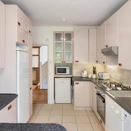 Holiday home 13-bed Gem, Opposite Tube Station Less Than 1 Min Walk London