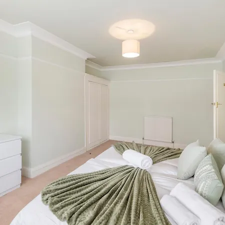13-bed Gem, Opposite Tube Station Less Than 1 Min Walk * London