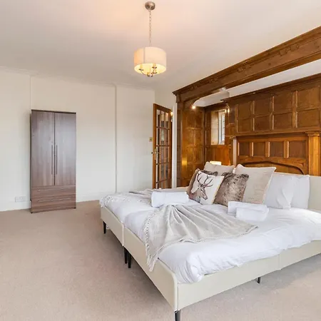 Holiday home 13-bed Gem, Opposite Tube Station Less Than 1 Min Walk