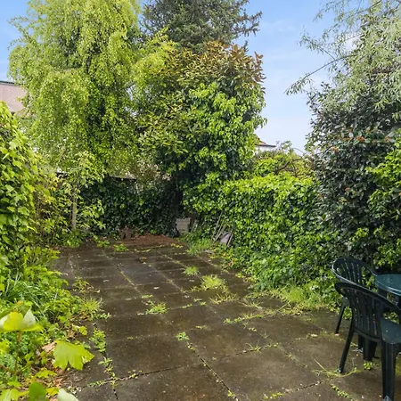 Holiday home 13-bed Gem, Opposite Tube Station Less Than 1 Min Walk *